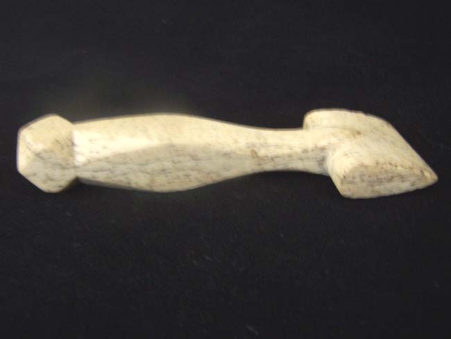 A 19th century Carved ANTIQUE Whalebone Seam Rubber with diamond pattern knob — image 4